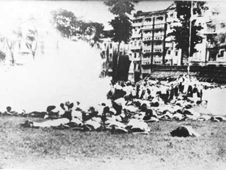 The gassing of the crowd by police, Bombay(Mumbai), 9th August, 1942.jpg